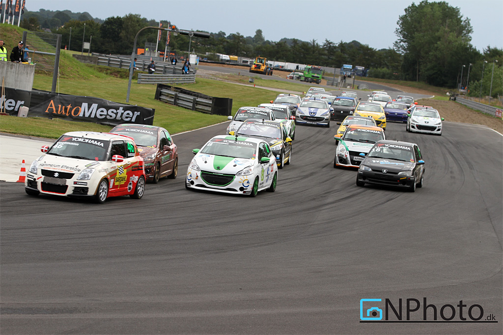 Starten på heat 1 – Niklas Voetmann (46), Søren Lyck (49), Carsten Rasmussen (8), Steffen Larsen (18), Jonas Lynge (56), Mads Hedegaard Frederiksen (44), Peter Sørensen (170) m.fl.
(Foto: CNPhoto.dk)